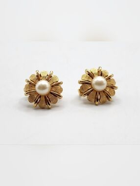 Crown TRIFARI goldtone flower & faux pearl center clip-on earrings